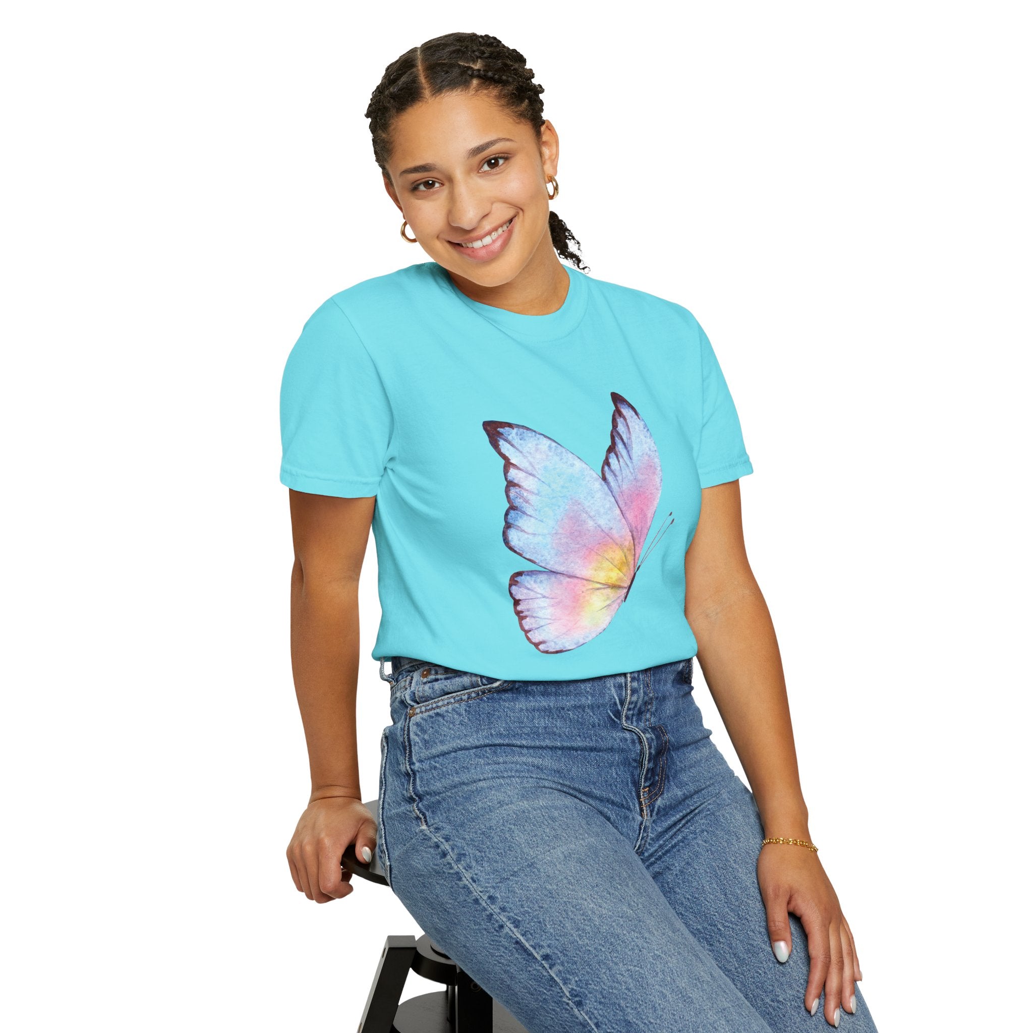 Camiseta Gráfica Mariposa Acuarela Pastel | Comfort Colors® 1717 | Colección Signature NUCCI™