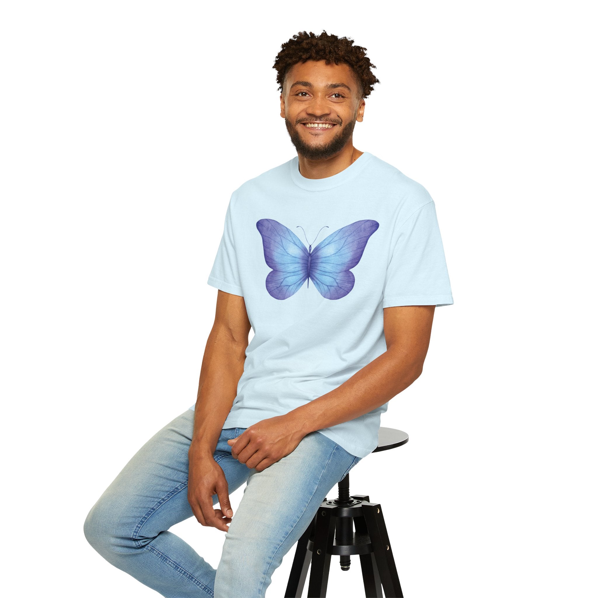Camiseta Gráfica de Mariposa Acuarela Pastel | Comfort Colors® 1717 | Colección Signature NUCCI™