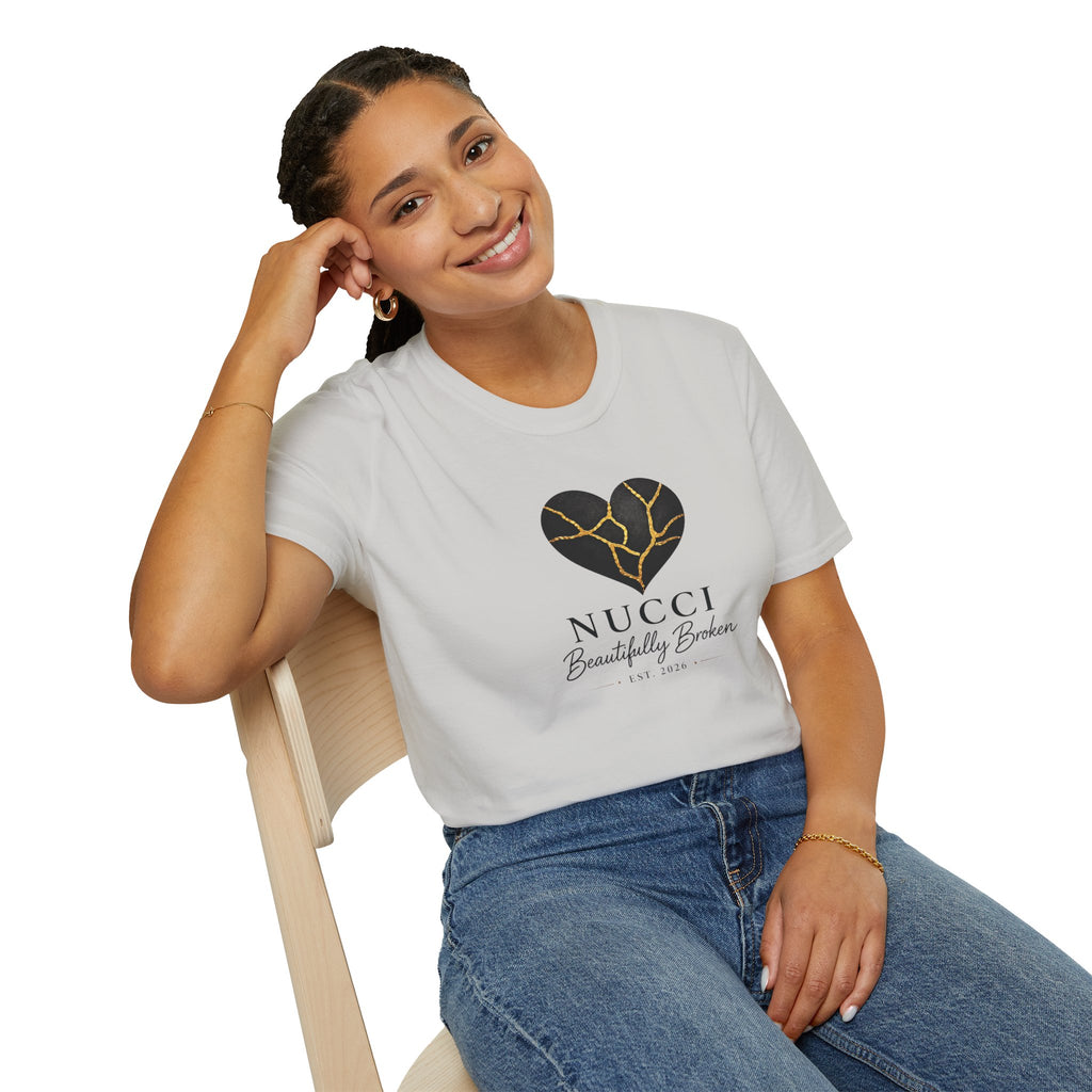 Colección Signature NUCCI™ | Camiseta con el logo de Corazón Roto