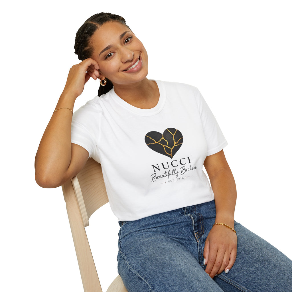 Colección Signature NUCCI™ | Camiseta con el logo de Corazón Roto
