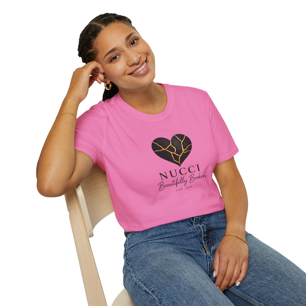 Colección Signature NUCCI™ | Camiseta con el logo de Corazón Roto