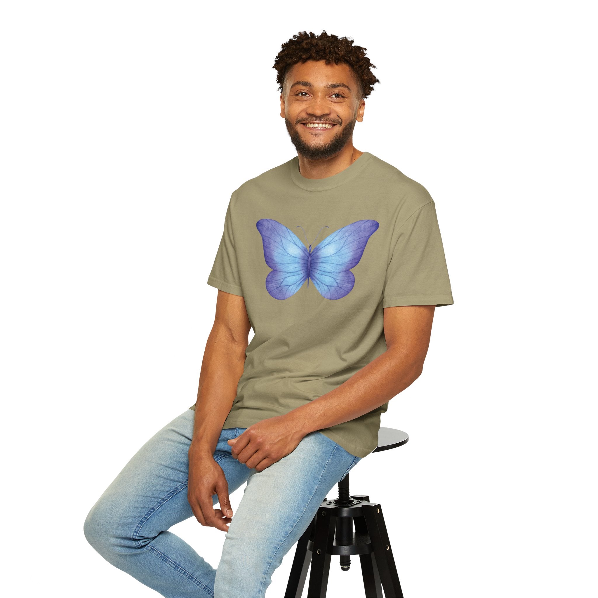 Camiseta Gráfica de Mariposa Acuarela Pastel | Comfort Colors® 1717 | Colección Signature NUCCI™