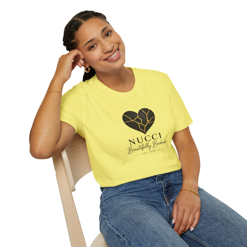 Colección Signature NUCCI™ | Camiseta con el logo de Corazón Roto