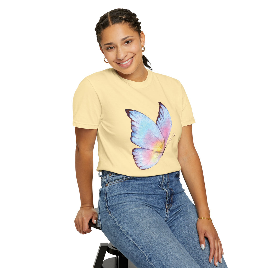 Camiseta Gráfica Mariposa Acuarela Pastel | Comfort Colors® 1717 | Colección Signature NUCCI™
