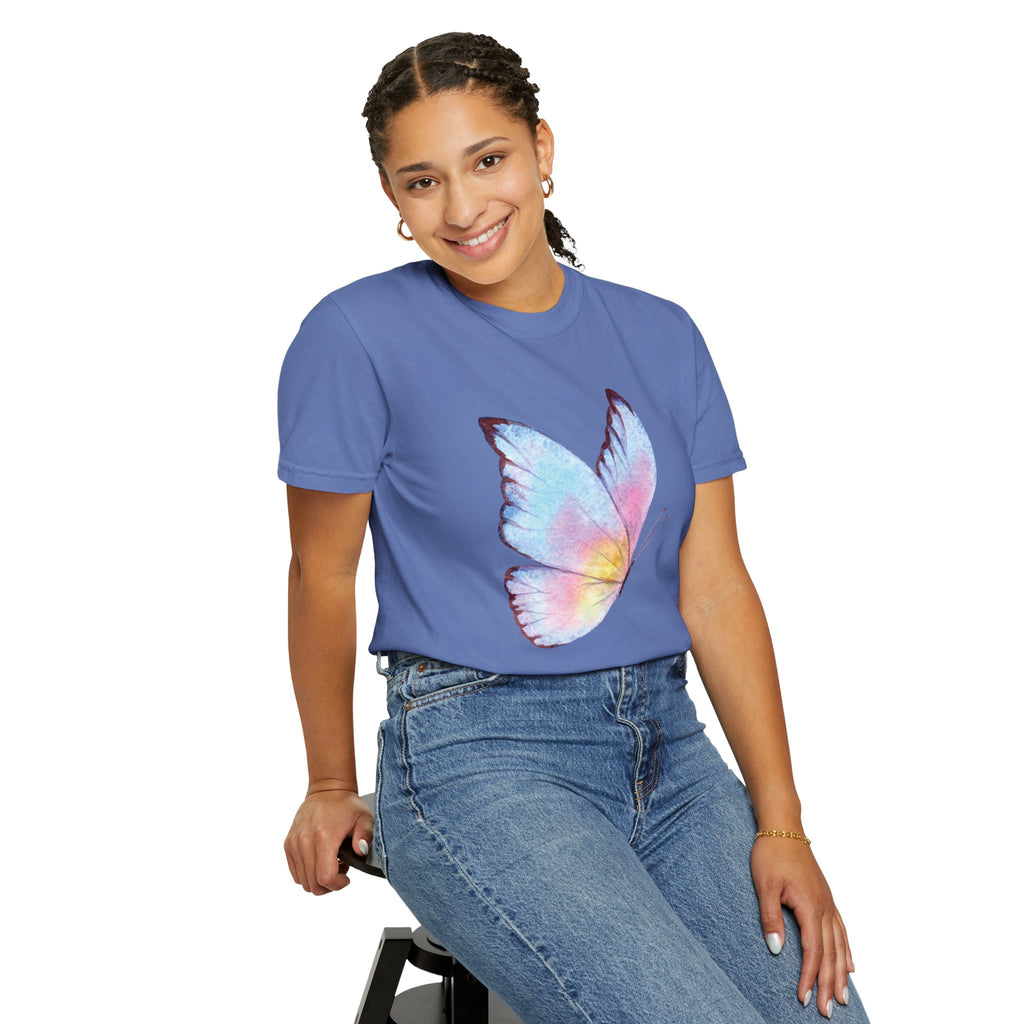 Camiseta Gráfica Mariposa Acuarela Pastel | Comfort Colors® 1717 | Colección Signature NUCCI™