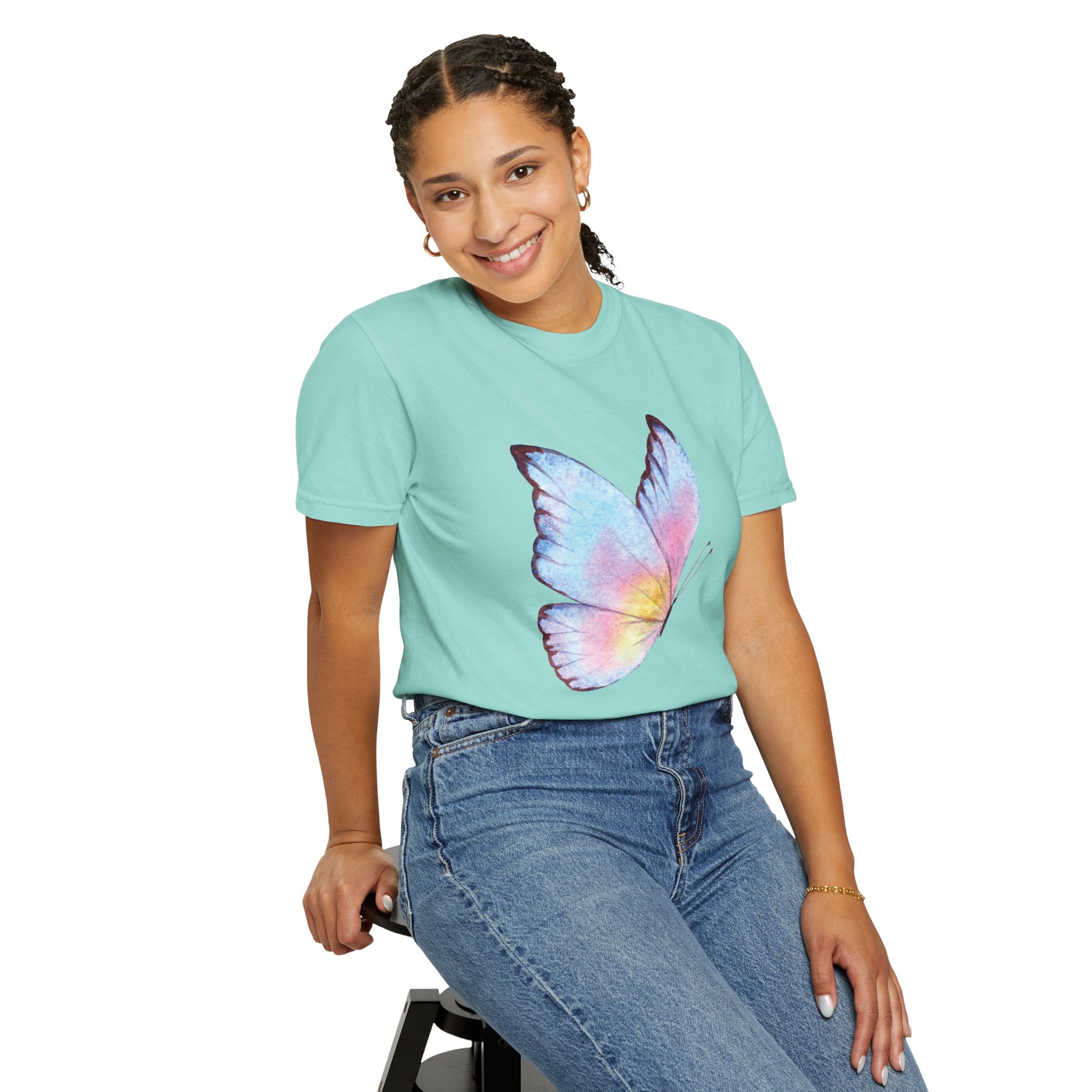 Camiseta Gráfica Mariposa Acuarela Pastel | Comfort Colors® 1717 | Colección Signature NUCCI™