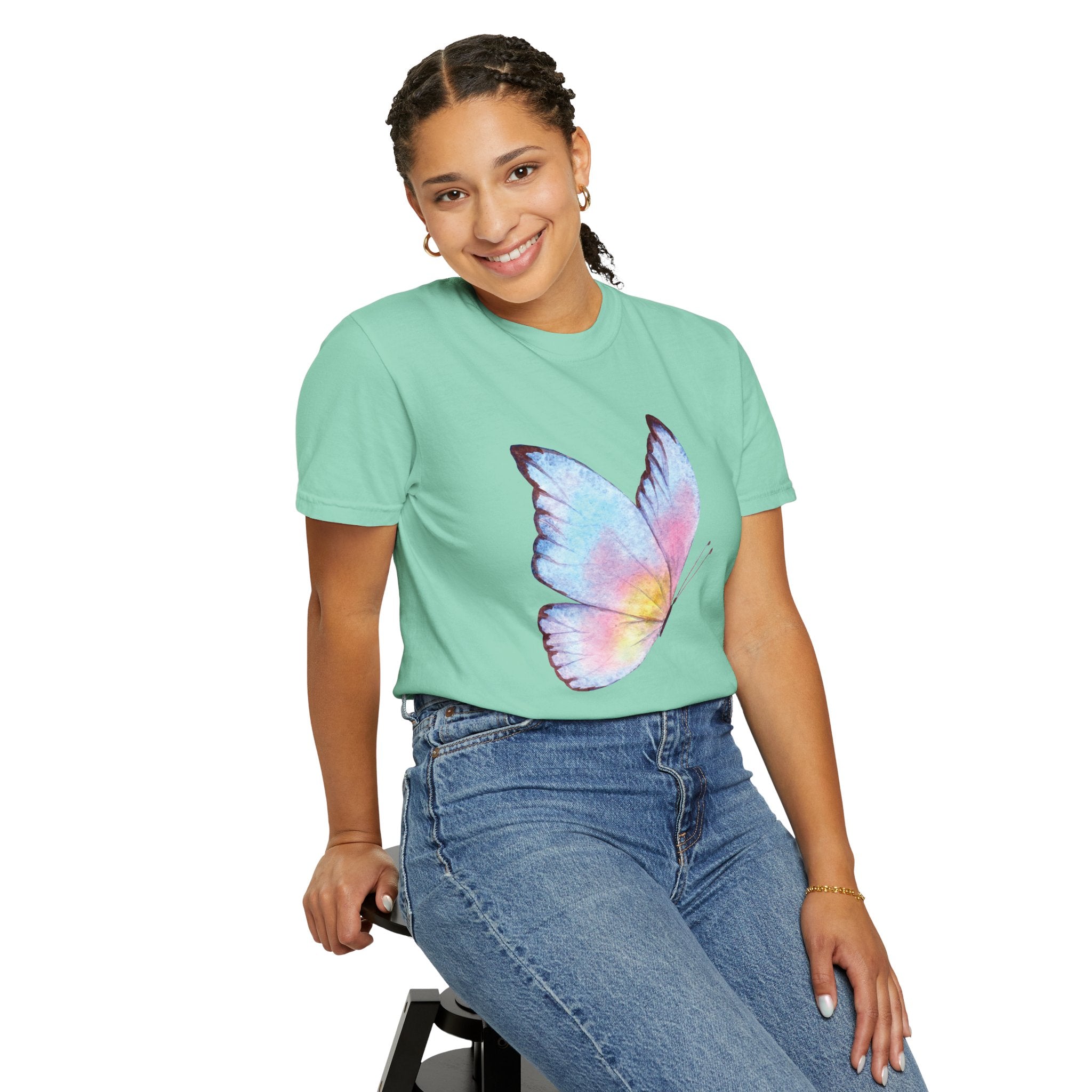 Camiseta Gráfica Mariposa Acuarela Pastel | Comfort Colors® 1717 | Colección Signature NUCCI™