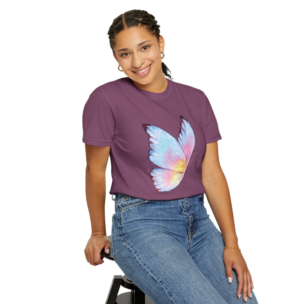 Camiseta Gráfica Mariposa Acuarela Pastel | Comfort Colors® 1717 | Colección Signature NUCCI™