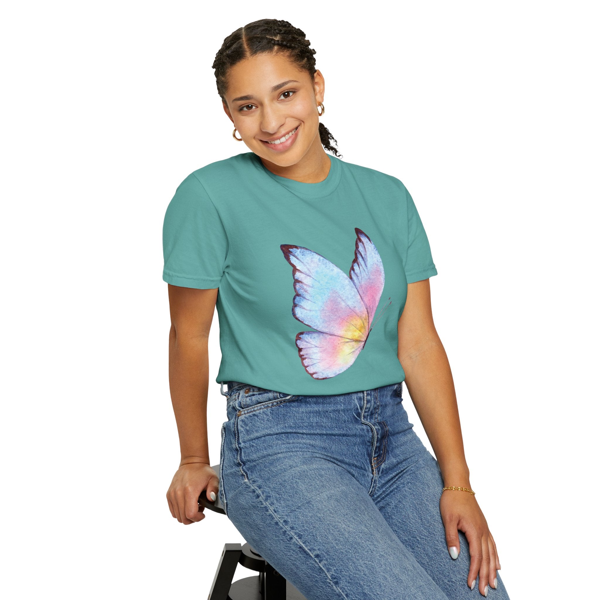 Camiseta Gráfica Mariposa Acuarela Pastel | Comfort Colors® 1717 | Colección Signature NUCCI™