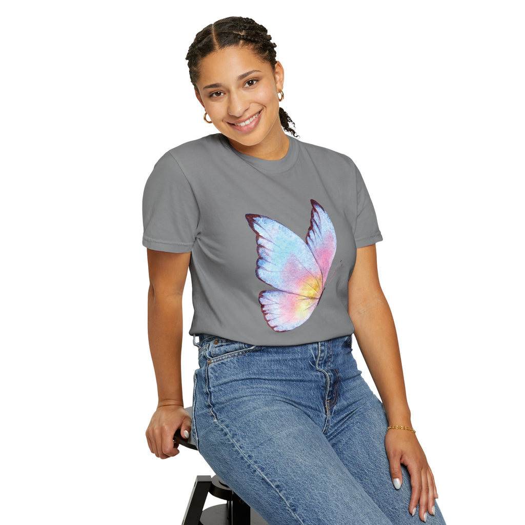 Camiseta Gráfica Mariposa Acuarela Pastel | Comfort Colors® 1717 | Colección Signature NUCCI™