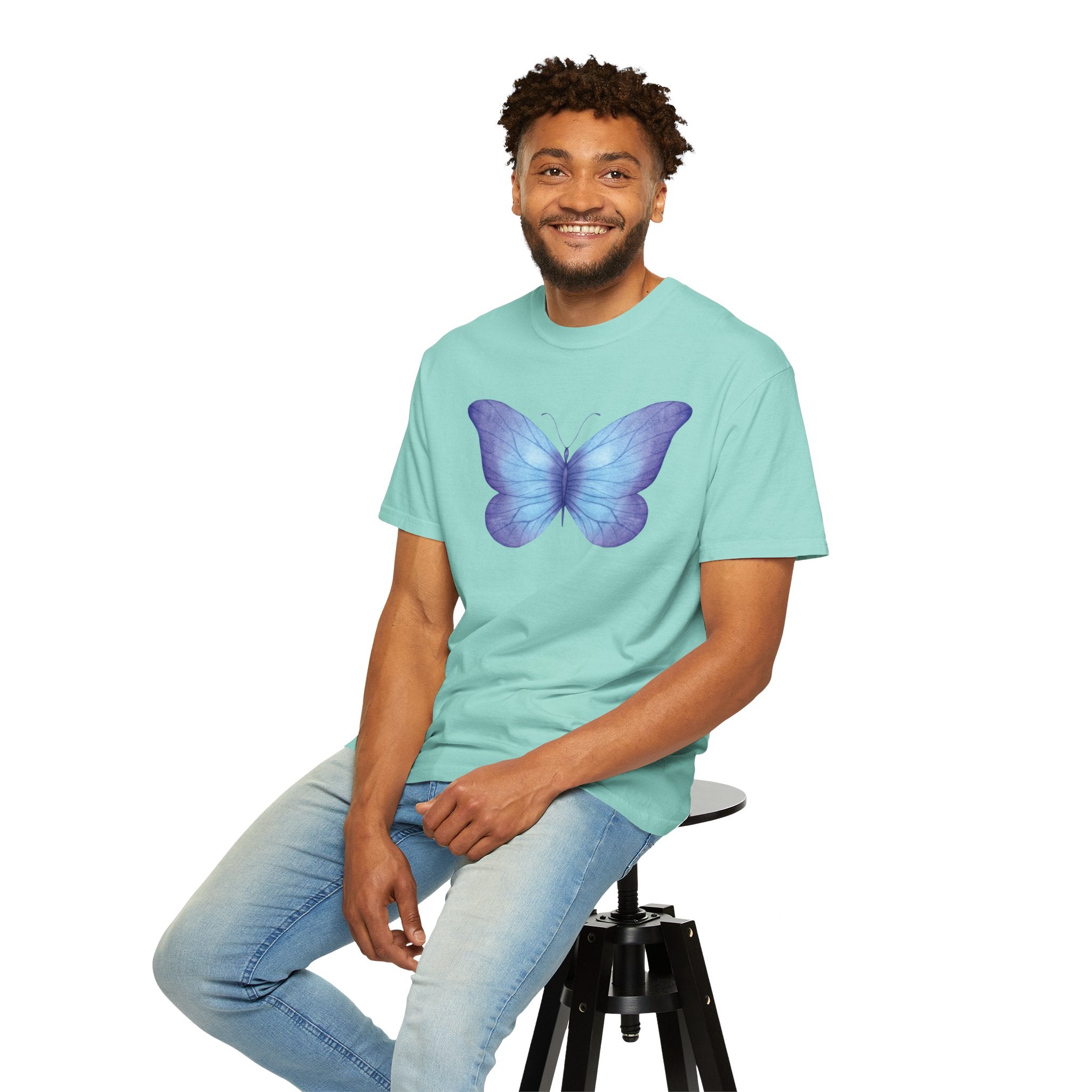 Camiseta Gráfica de Mariposa Acuarela Pastel | Comfort Colors® 1717 | Colección Signature NUCCI™