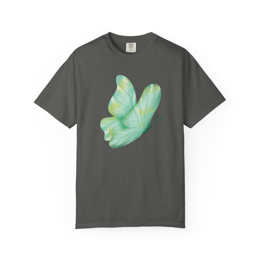 Camiseta Gráfica de Mariposa Acuarela Pastel | Comfort Colors® 1717 | Colección Exclusiva NUCCI™