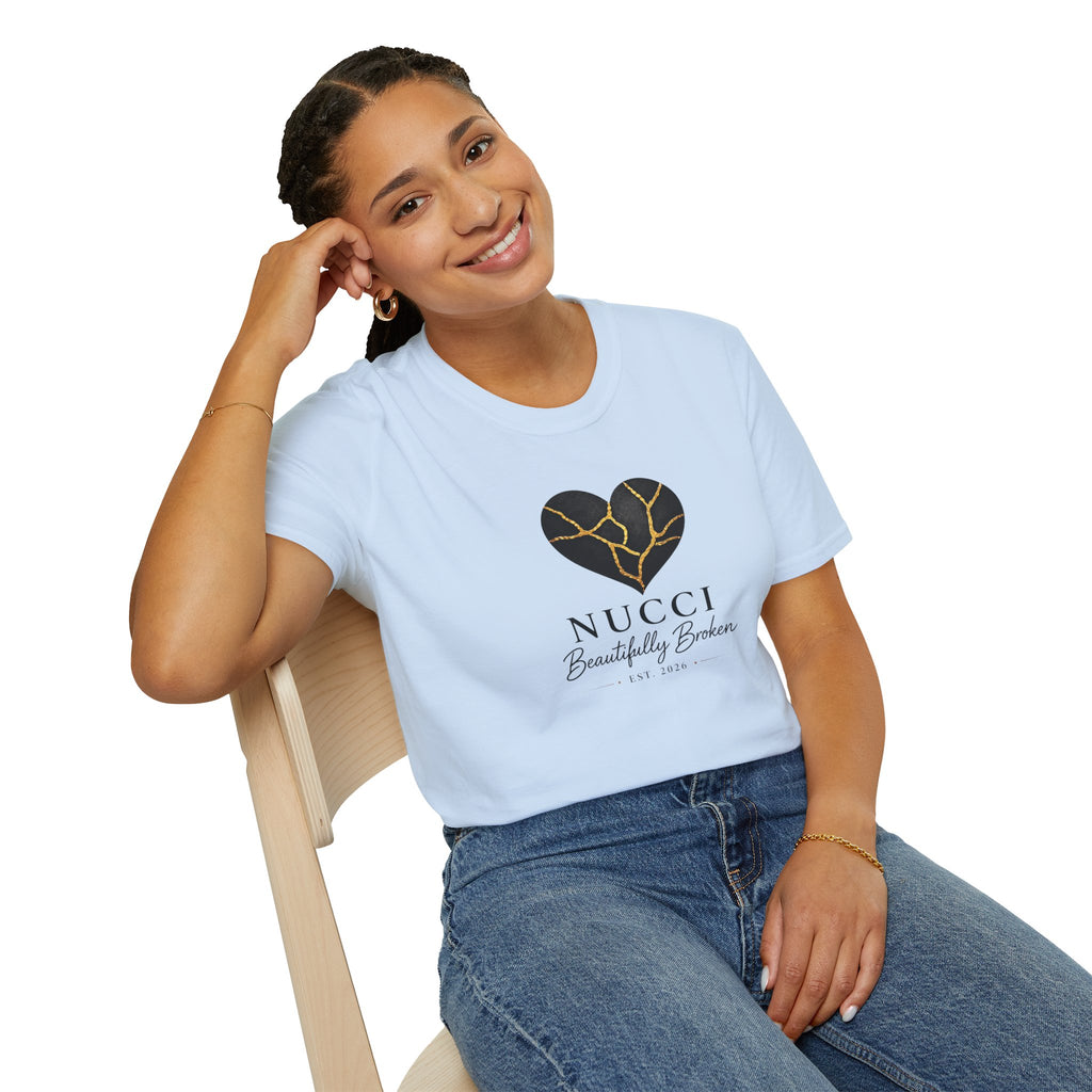 Colección Signature NUCCI™ | Camiseta con el logo de Corazón Roto