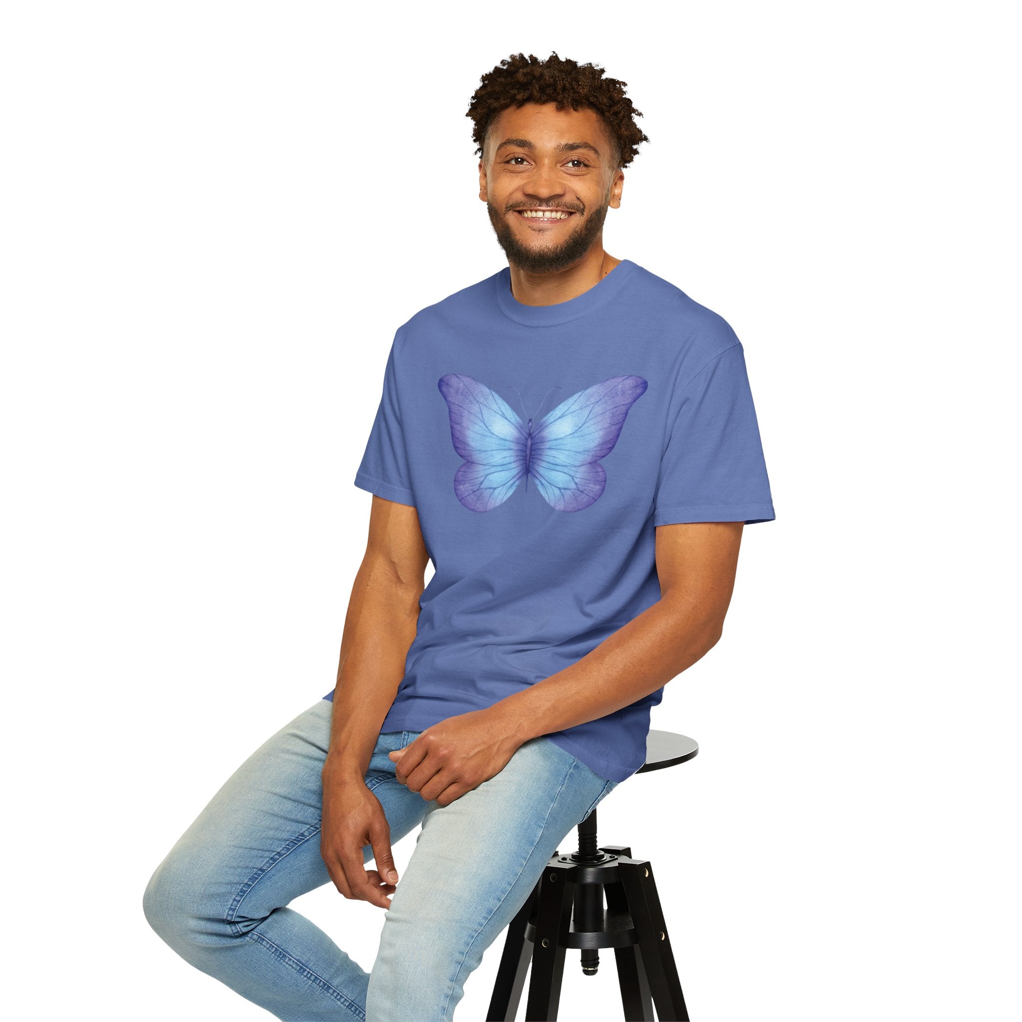 Camiseta Gráfica de Mariposa Acuarela Pastel | Comfort Colors® 1717 | Colección Signature NUCCI™