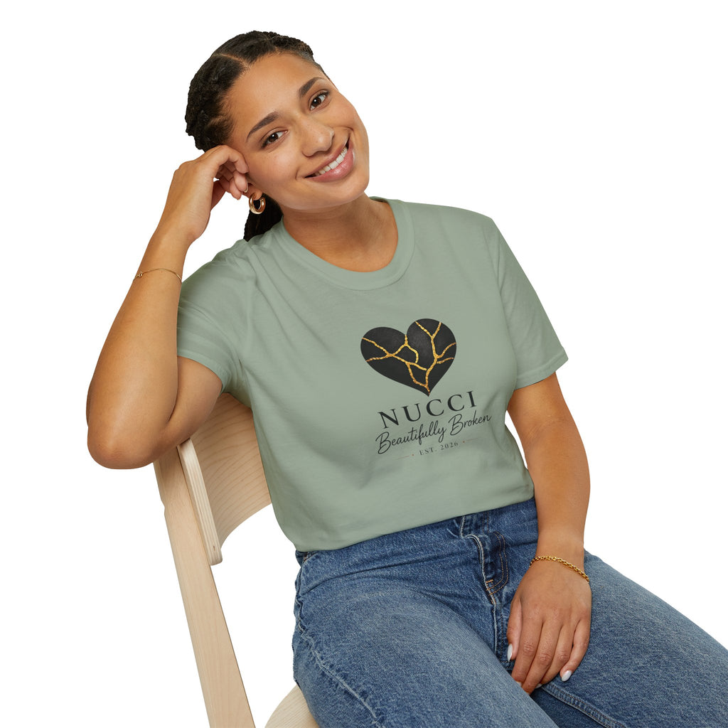 Colección Signature NUCCI™ | Camiseta con el logo de Corazón Roto