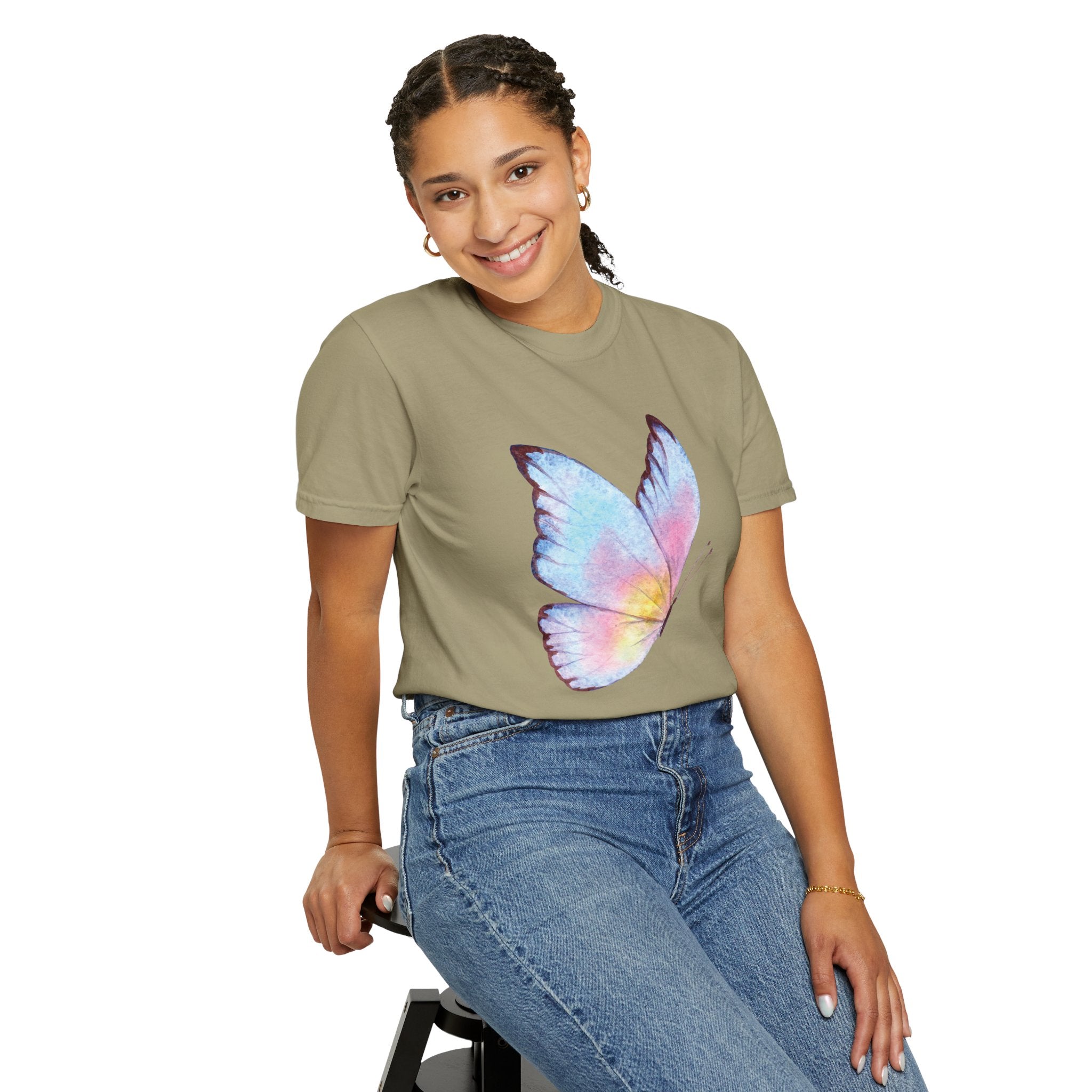 Camiseta Gráfica Mariposa Acuarela Pastel | Comfort Colors® 1717 | Colección Signature NUCCI™