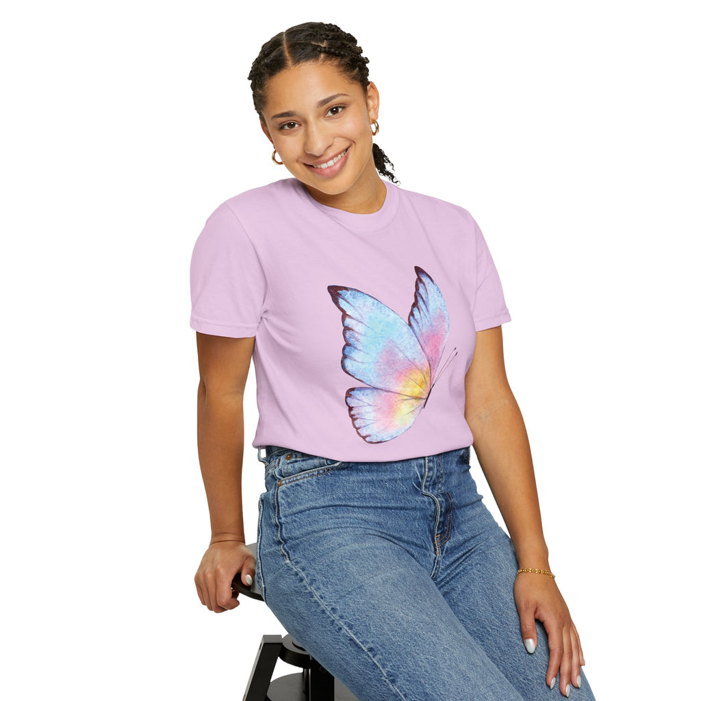 Camiseta Gráfica Mariposa Acuarela Pastel | Comfort Colors® 1717 | Colección Signature NUCCI™