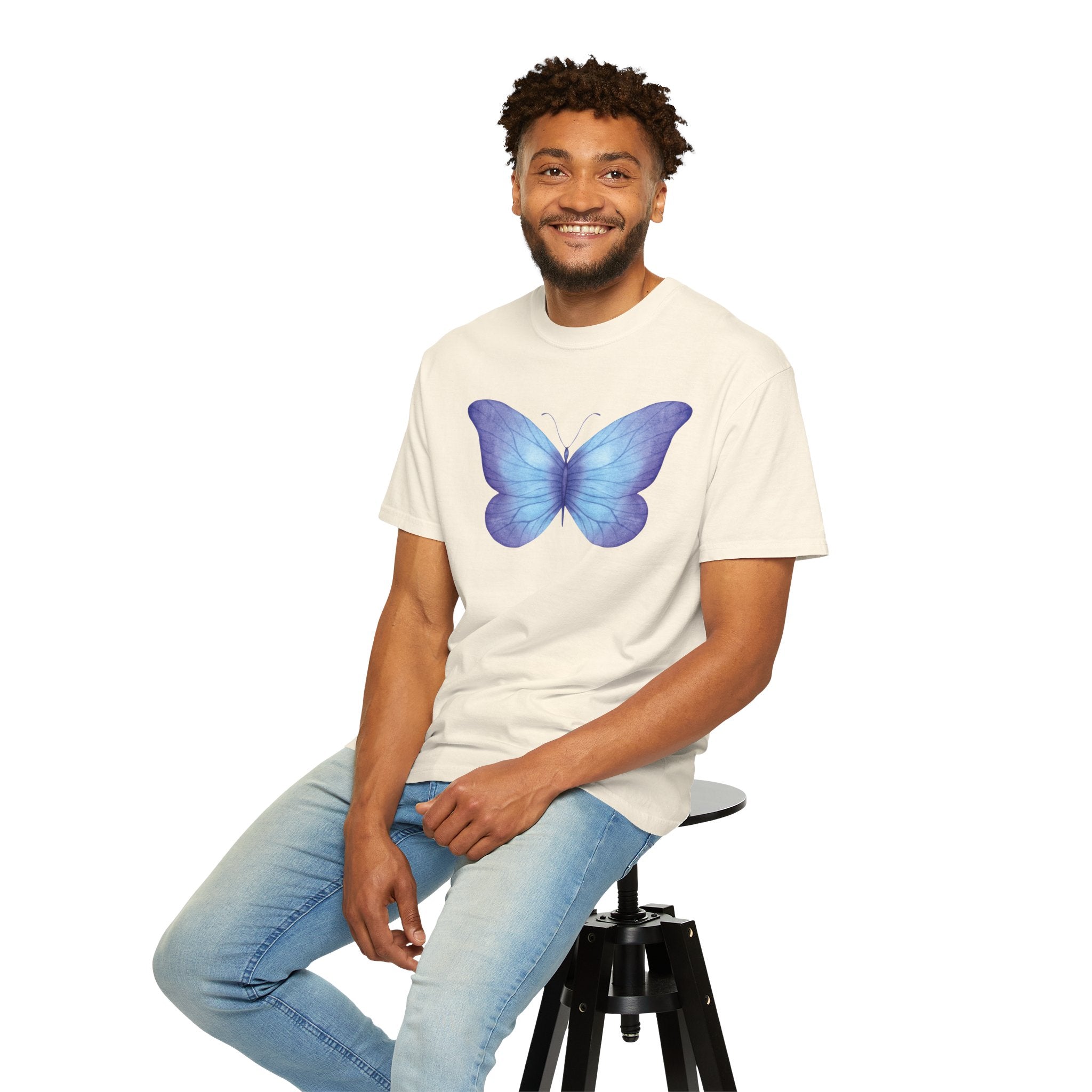 Camiseta Gráfica de Mariposa Acuarela Pastel | Comfort Colors® 1717 | Colección Signature NUCCI™