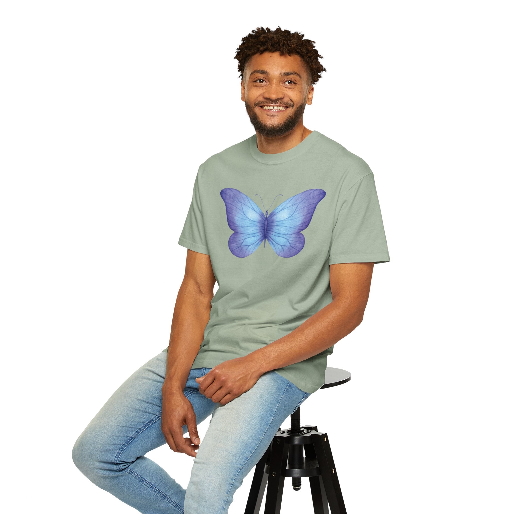 Camiseta Gráfica de Mariposa Acuarela Pastel | Comfort Colors® 1717 | Colección Signature NUCCI™