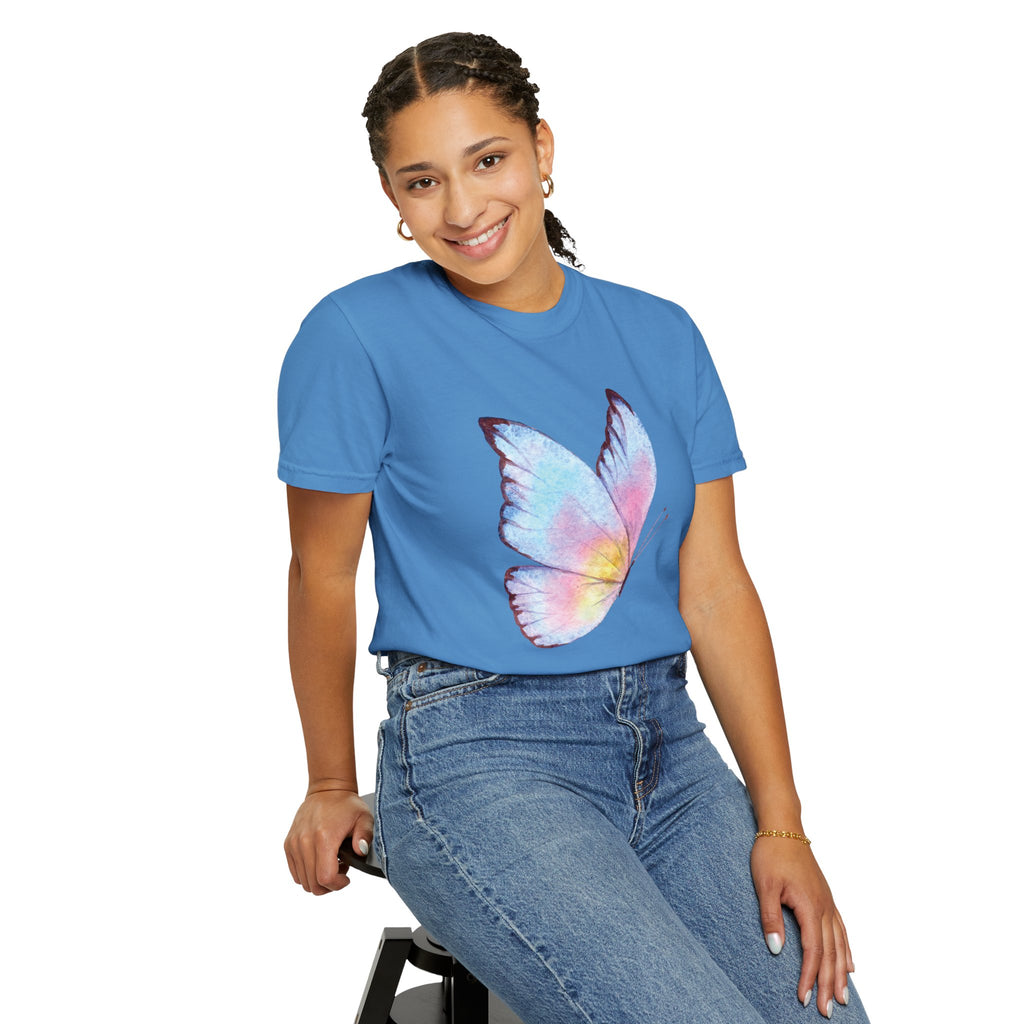 Camiseta Gráfica Mariposa Acuarela Pastel | Comfort Colors® 1717 | Colección Signature NUCCI™
