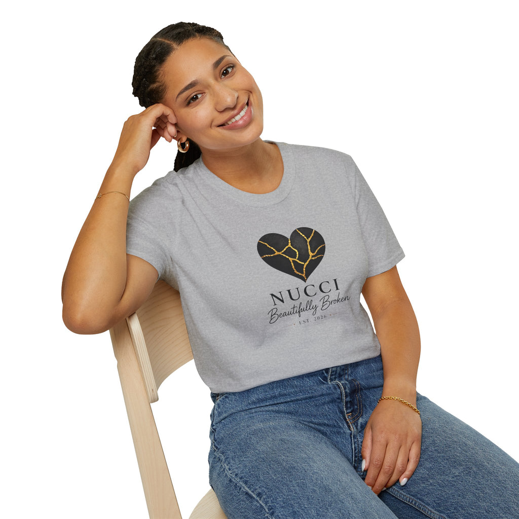 Colección Signature NUCCI™ | Camiseta con el logo de Corazón Roto