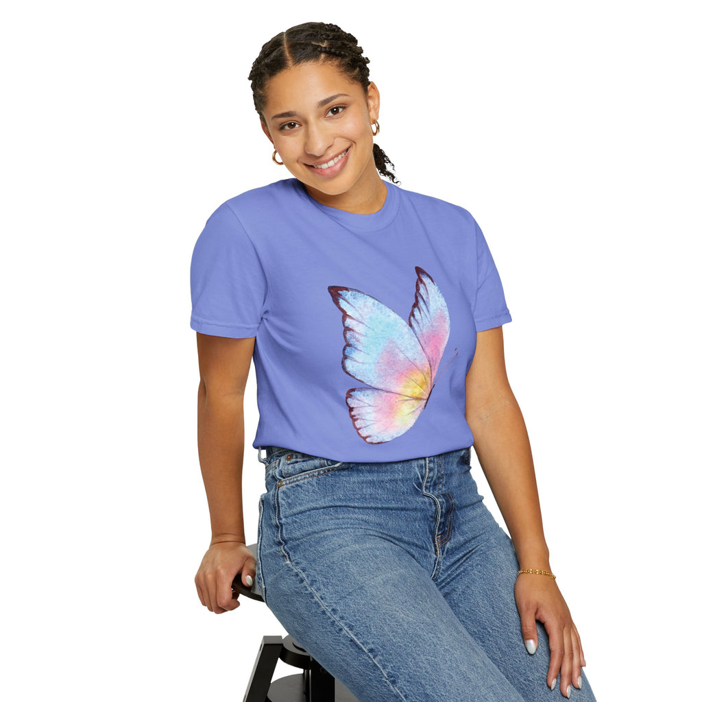 Camiseta Gráfica Mariposa Acuarela Pastel | Comfort Colors® 1717 | Colección Signature NUCCI™