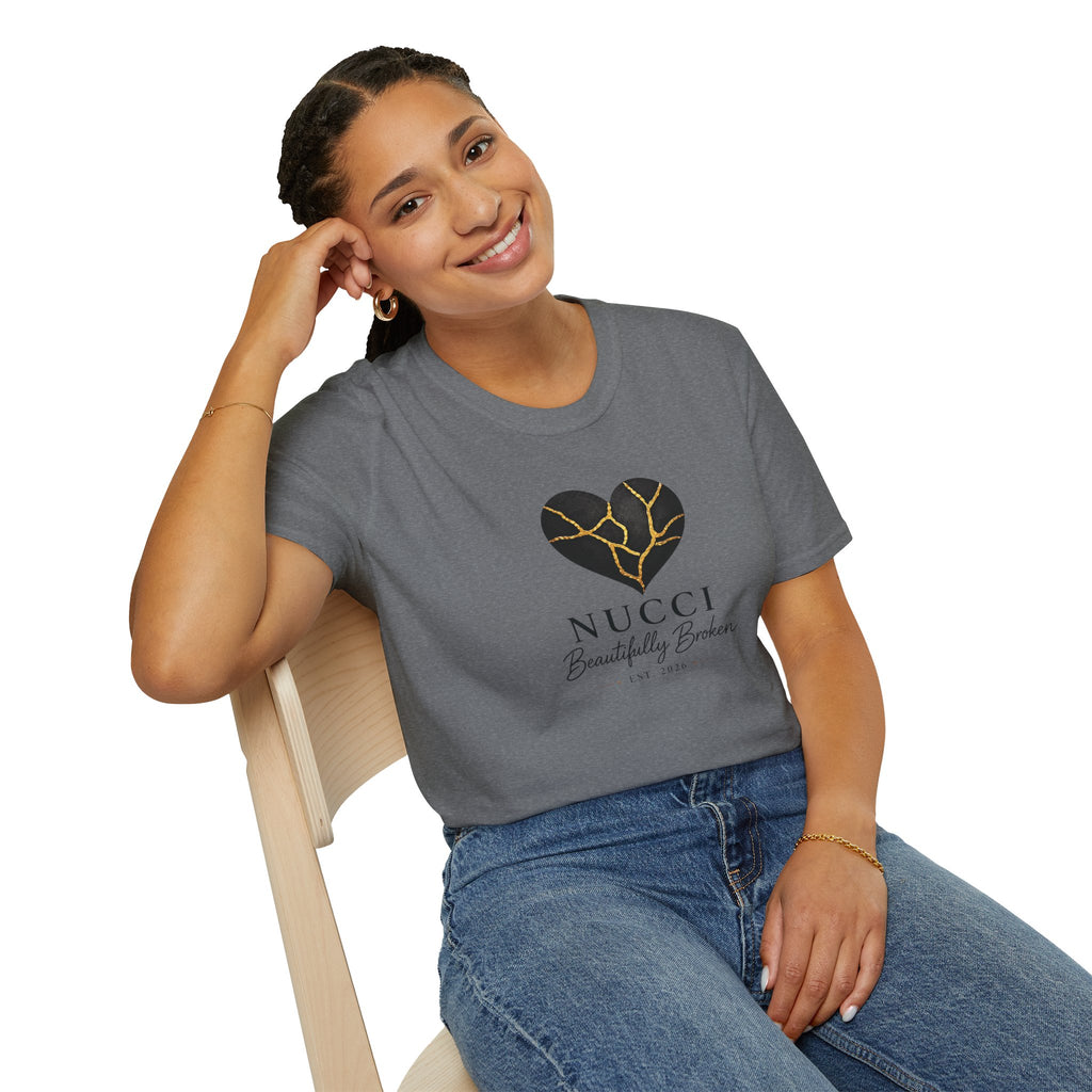 Colección Signature NUCCI™ | Camiseta con el logo de Corazón Roto