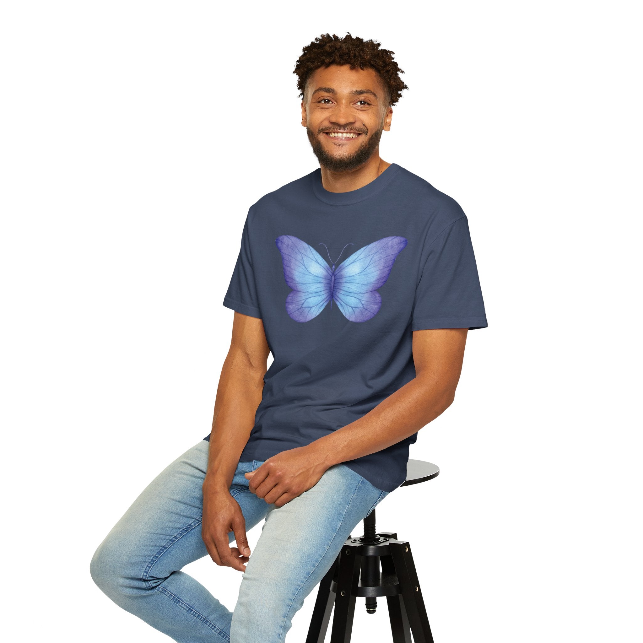 Camiseta Gráfica de Mariposa Acuarela Pastel | Comfort Colors® 1717 | Colección Signature NUCCI™