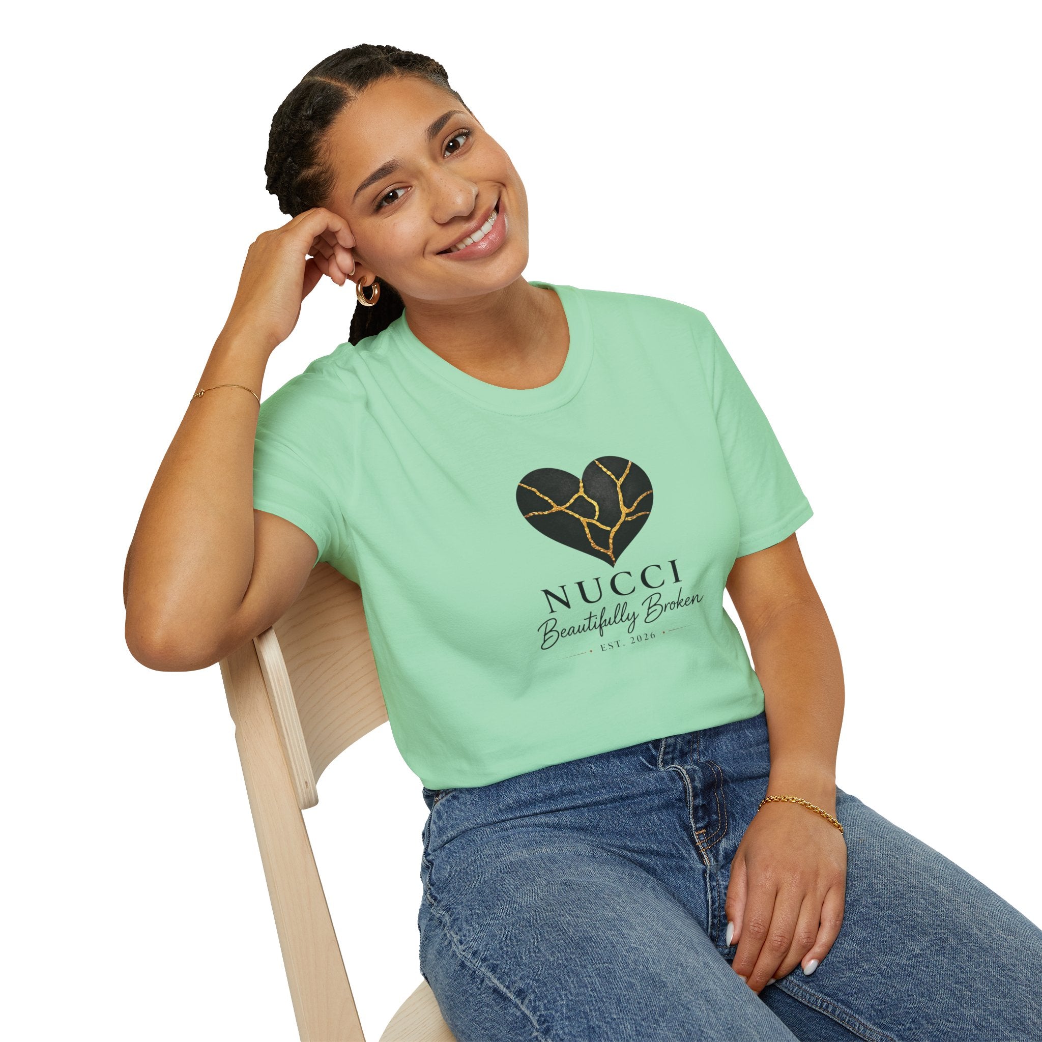 Colección Signature NUCCI™ | Camiseta con el logo de Corazón Roto