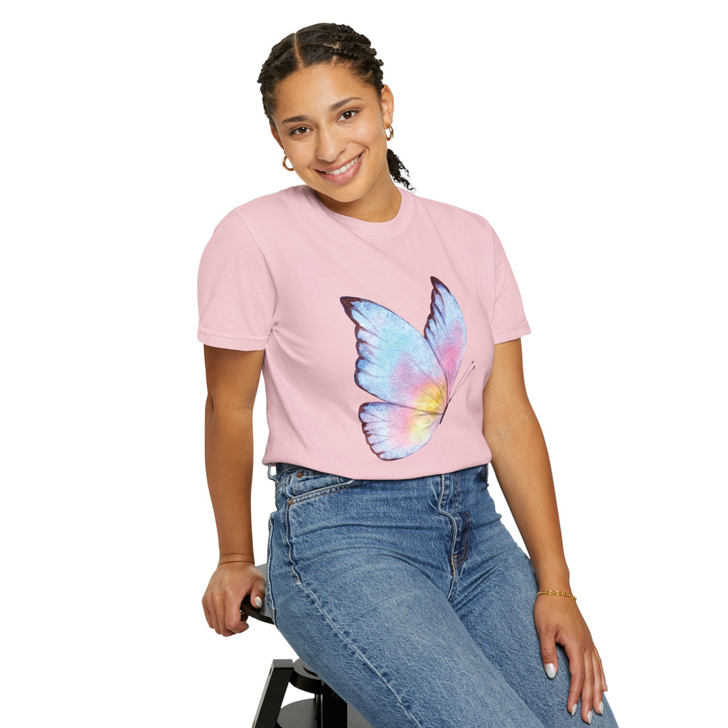 Camiseta Gráfica Mariposa Acuarela Pastel | Comfort Colors® 1717 | Colección Signature NUCCI™