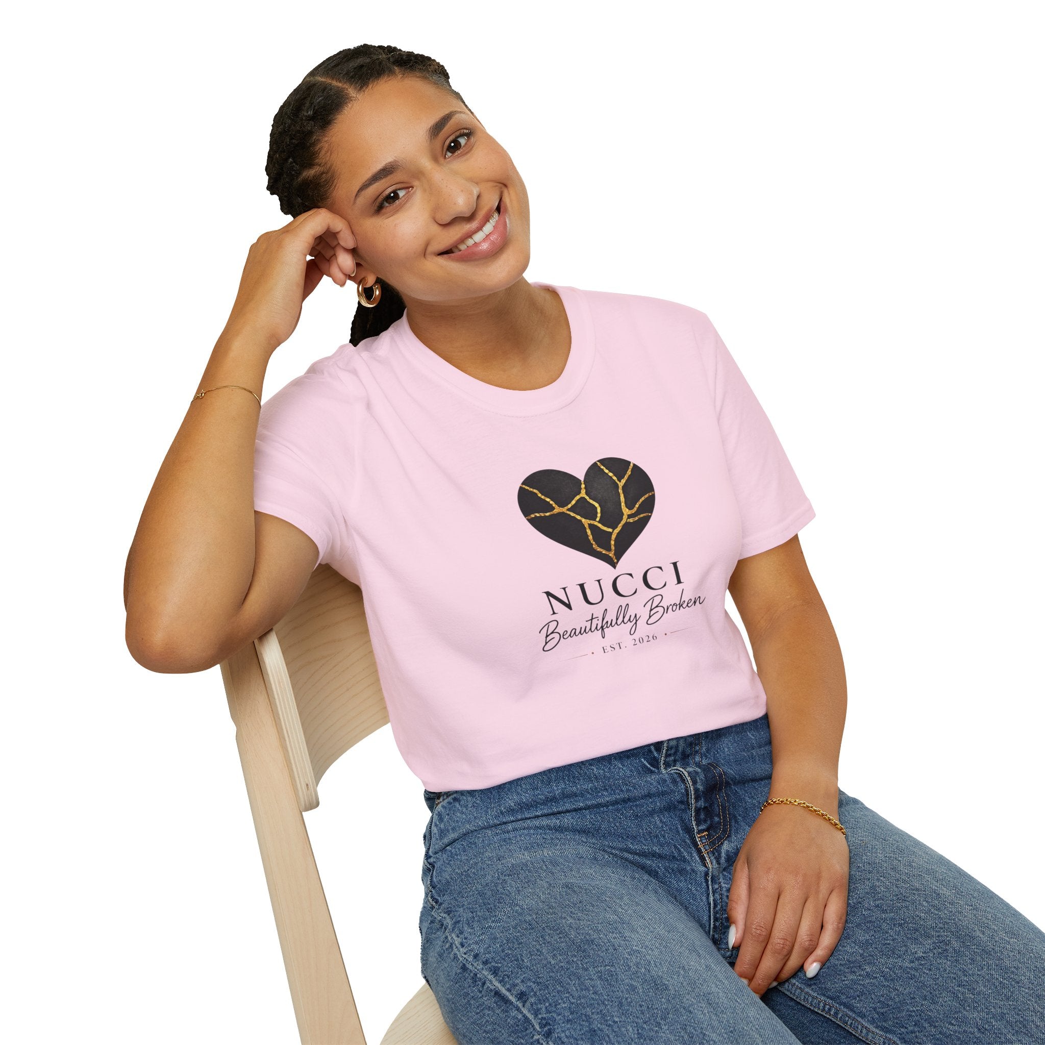 Colección Signature NUCCI™ | Camiseta con el logo de Corazón Roto