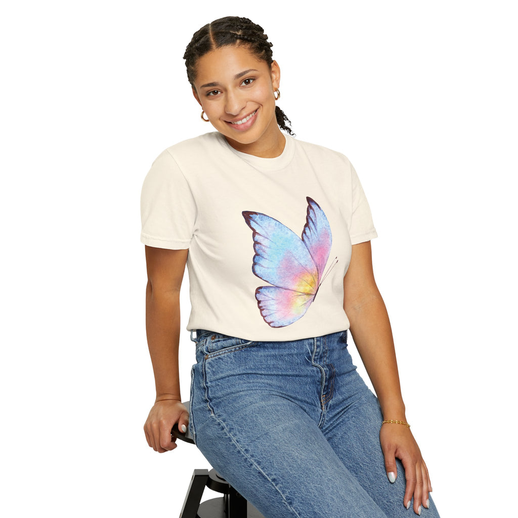 Camiseta Gráfica Mariposa Acuarela Pastel | Comfort Colors® 1717 | Colección Signature NUCCI™