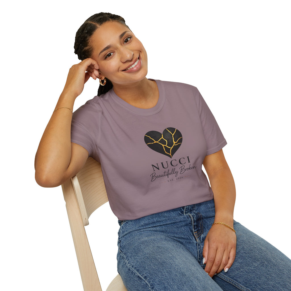 Colección Signature NUCCI™ | Camiseta con el logo de Corazón Roto