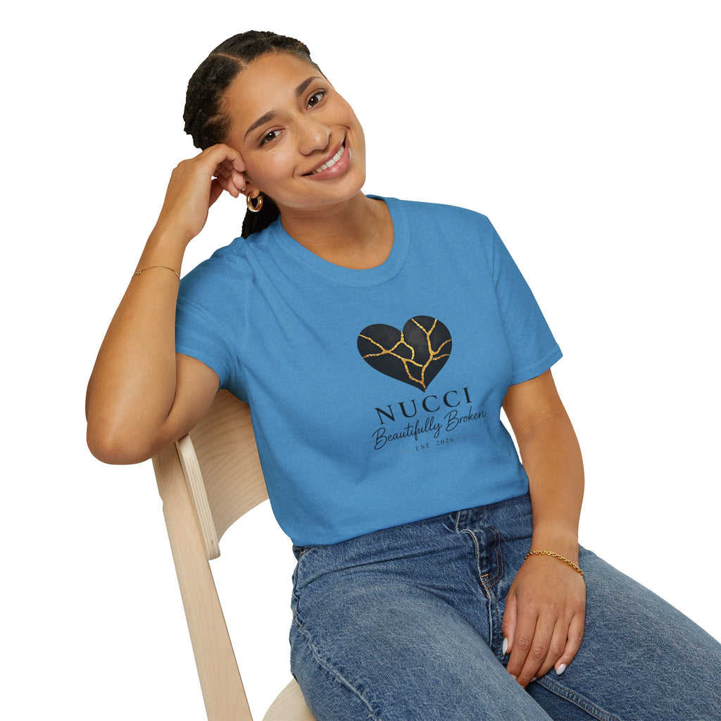 Colección Signature NUCCI™ | Camiseta con el logo de Corazón Roto
