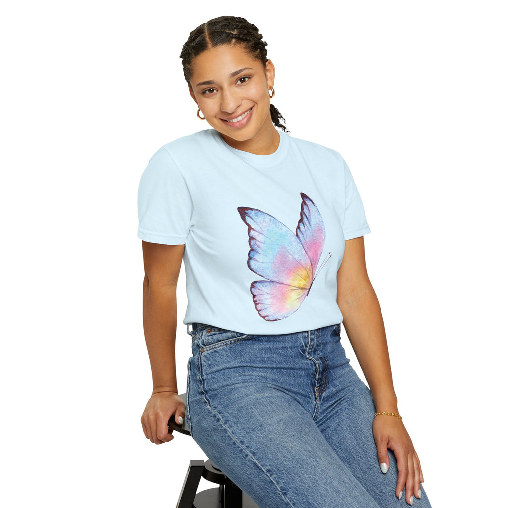 Camiseta Gráfica Mariposa Acuarela Pastel | Comfort Colors® 1717 | Colección Signature NUCCI™