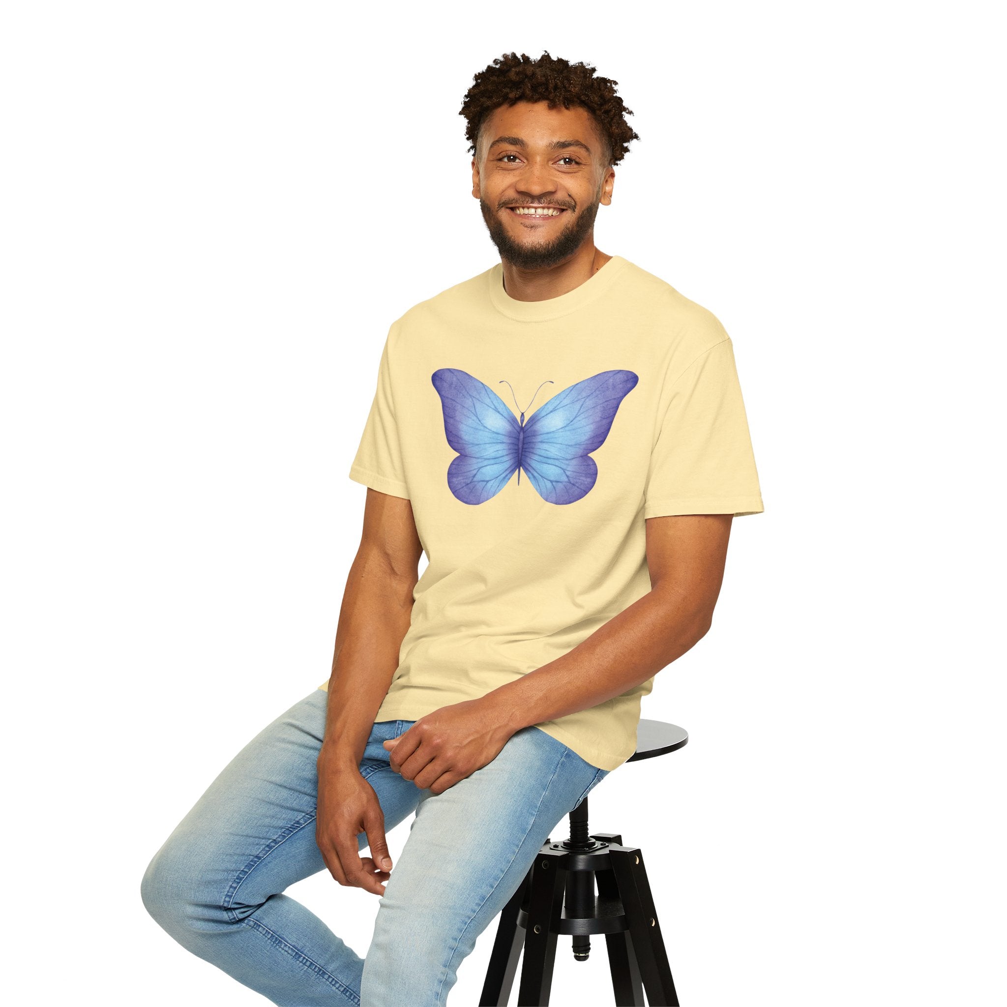 Camiseta Gráfica de Mariposa Acuarela Pastel | Comfort Colors® 1717 | Colección Signature NUCCI™
